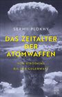 „Serhii Plokhy, Das Zeitalter der Atomwaffen, Von Hiroshima bis zur Gegenwart.“ Schwarz-weißes Bild einer Atompilzwolke.