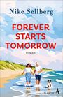 "FOREVER STARTS TOMORROW" in Rot. Ein Paar spaziert am Strand mit einem Hund, Wellen und Dünen im Hintergrund.