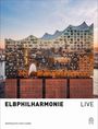 Text: ELBPHILHARMONIE LIVE. Gebäude mit wellenförmigem Glasdach, Backstein-Sockel, Sonnenuntergang. Logo unten rechts.