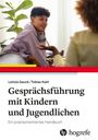 „Gesprächsführung mit Kindern und Jugendlichen“. Jugendlicher in lila Hoodie hört einem Erwachsenen zu.