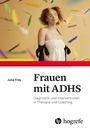 Frauen mit ADHS. Diagnose und Interventionen in Therapie und Coaching. Ein Frau mit lockigem Haar lächelt mit geschlossenen Augen.
