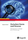 "Zwischen Norm und Neuron: Altersgrenzen im Spiegel der Hirnforschung" von Stephan Schleim. Gehirn und Lupe Illustration.