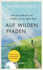 Ein Buchcover mit dem Titel "Auf wilden Pfaden", ein Pfad durch eine grüne Landschaft mit einer stehenden Person.
