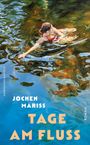 "TAGE AM FLUSS" von Jochen Mariss, umrahmt von einer Frau, die in einem klaren, farbenfrohen Fluss schwimmt.