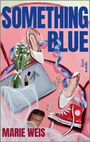 Text: "SOMETHING BLUE", "MARIE WEIS", "Roman". Illustration: Hochzeitsaccessoires und rote Converse auf rosa Hintergrund.