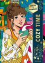 "Color by Numbers" und "Cozy Time" stehen auf einem blauen Hintergrund mit goldenen floralen Elementen. Eine Frau hält eine Tasse.