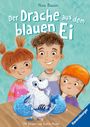 „Der Drache aus dem blauen Ei“ von Nina Blazon. Drei Kinder freuen sich über einen kleinen Drachen, der aus einem blauen Ei schlüpft.