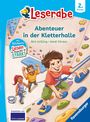 "Abenteuer in der Kletterhalle", "Mit Stickern"... Ein Junge klettert fröhlich an einer Kletterwand, während zwei Personen zuschauen.