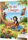 Titel: "Bei den 7 Zwergen". Illustration: Frau sitzt mit Vögeln und Rehen, umgeben von kleinen Zwergen im Wald.
