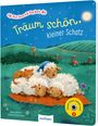 „Träum schön, kleiner Schatz“: Drei schlafende Schafe, eine Katze liegt auf ihnen. Hügel, Zaun, Vogel, Mond und Sterne im Hintergrund.