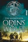 "Tim Hodkinson: Odins Wölfe - Eine Wikinger Saga." Silhouetten kämpfender Wikinger vor einem mystischen Waldhintergrund.
