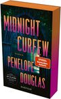 Der Text "MIDNIGHT CURFEW" und "PENELOPE DOUGLAS" auf einem dunklen Hintergrund mit gotischen Fenstern.