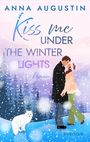 Buchtitel: "Kiss me under the winter lights", Autor: Anna Augustin. Paar im Schnee, Winterlandschaft, Polarfuchs.