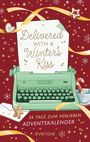 Auf einem roten Hintergrund steht: "Delivered with a Winter's Kiss", "24 Tage zum Verlieben", "Adventskalender". Eine grüne Schreibmaschine.