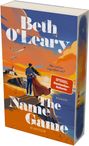 "Bestseller-Autorin", "Wer ist hier eigentlich wer?", "The Name Game", "Roman". Paar vor Küste und Leuchtturm.