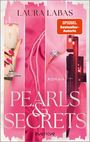 "Pearls & Secrets" von Laura Labas, Roman, SPIEGEL Bestseller-Autorin. Rosa Design mit Sektglas, Perlenkette und Ring.