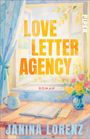 Text: LOVE LETTER AGENCY, ROMAN, JANINA LORENZ.  
Ein Tisch mit Buch, Stift, Vase und Blumen vor offenem Fenster.