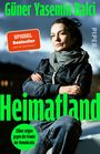 „Güner Yasemin Balci“, „SPIEGEL Bestseller“, „Heimatland“, „Zähne zeigen gegen die Feinde der Demokratie“. Frau steht draußen.