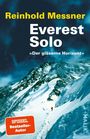 "Reinhold Messner: Everest Solo - Der gläserne Horizont" auf verschneiter Berglandschaft mit kleinem Bergsteiger.