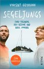 Titel: "Segeljungs." Untertitel: "Zwei Freunde, drei Ozeane und null Ahnung." Zwei Männer, ein Segelboot, Meer.