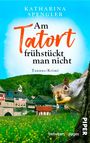"KATHARINA SPENGLER, Am Tatort frühstückt man nicht, Taunus-Krimi. Ein Eichhörnchen mit Nuss vor Fachwerkhäusern und Wiese."