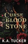 Text: "A Curse of Blood & Stone", "Roman", "K.A. Tucker". Hintergrund: Dunkle Blumen und Ranken. Mystische Atmosphäre.