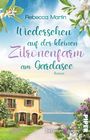 „Rebecca Martin: Wiedersehen auf der kleinen Zitronenfarm am Gardasee. Roman.“ Ein Haus am See mit Bergen im Hintergrund.