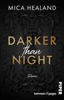 Text: Mica Healand, Darker Than Night, Roman. Unten: between ll pages, Piper. Schwarzer Hintergrund mit Ornamenten.