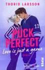 "Puck Perfect. Love is just a game. Roman. Thorid Larsson." Illustration: Eine weißhaarige Frau blickt einen Eishockeyspieler an.