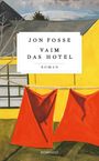 „Jon Fosse Vaim Das Hotel Roman“; Illustration eines Hauses mit gelben Wänden, zwei roten Tüchern im Vordergrund.
