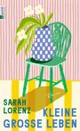 „SARAH LORENZ KLEINE GROSSE LEBEN“ in farbigen Buchstaben. Illustration zeigt einen grünen Stuhl und eine Vase mit Blumen.