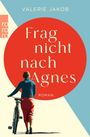 "Frag nicht nach Agnes" von Valerie Jakob. Eine Frau schiebt ein Fahrrad, vor retrofarbenem Hintergrund.
