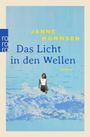 "Das Licht in den Wellen", Janne Mommsen. Eine Frau steht in stilisierten blauen Wellen, links blaues "rororo" Logo.