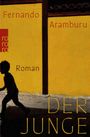 Text: "Fernando Aramburu, Roman, DER JUNGE". Ein Junge in Silhouette läuft vor einer gelben Mauer. Links ein rotes Logo.