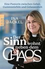 Ein Buchcover zeigt den Titel "Der Sinn wohnt neben dem Chaos" von Ina Jäckel und zeigt eine lächelnde Frau in schwarzer Kleidung.