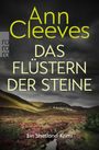„Ann Cleeves, Das Flüstern der Steine, Ein Shetland-Krimi“. Landschaft mit Heidekraut und dramatischem Himmel.