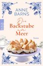 "Die Backstube am Meer"; Anne Barns; Roman. Blau-weiße Verzierungen, Torte mit Sahne und Blätterteig, Blumenmuster.