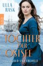 Ulla Rask, Tochter der Ostsee. Salz, Gold und Freiheit. Frau in blauem Kleid vor historischem Hafen mit Segelschiff.