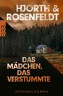 Titel: "Das Mädchen, das verstummte". Autoren: Hjorth & Rosenfeldt. Waldszene mit Haus im Hintergrund.