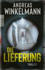 Text: „Andreas Winkelmann“, „Die Lieferung“, „Thriller“. Unscharfer Flur durch ein Fischaugenobjektiv betrachtet.