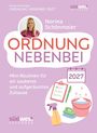 "ORDNUNG NEBENBEI 2027" und "Mini-Routinen für ein sauberes und aufgeräumtes Zuhause" auf lila Hintergrund mit Foto und Reinigungsutensilien.