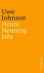 „Uwe Johnson. Heute Neunzig Jahr“ steht in schwarzer und weißer Schrift auf orangefarbenem Hintergrund. Links seitlich „Suhrkamp“.