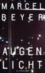 „Marcel Beyer, Augenlicht, Suhrkamp“. Weiße Buchstaben auf dunklem Hintergrund mit verstreuten Lichtpunkten.