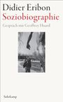 „Didier Eribon Soziobiographie“, „Gespräch mit Geoffroy Huard“. Schwarz-Weiß-Foto von Person und Statue im Freien.