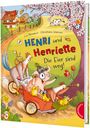 „Henri und Henriette: Die Eier sind weg!“ Ein Schwein mit Detektivhut fährt mit Tieren im Beiwagen.