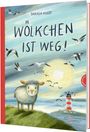 „WÖLKCHEN IST WEG!“ von Daniela Kulot. Illustration eines niedlichen Schafes auf einer Wiese, Möwen und ein Leuchtturm.