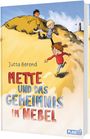 "Mette und das Geheimnis im Nebel" von Jutta Berend. Kinder rennen über Dünen. PLANET! Logo.