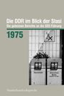 Die DDR im Blick der Stasi 1975. Telefonzellen vor Fliesenwand, ein Schild zeigt ein Rauchverbot.