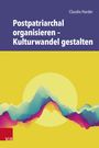 Blauer Text: „Postpatriarchal organisieren – Kulturwandel gestalten“. Farbverlauf von Bergen vor gelber Sonne.