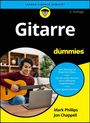 Gitarrenbuch für Anfänger. Junge spielt Gitarre, trägt Kopfhörer und lächelt. Buch von Mark Phillips, Jon Chappell.